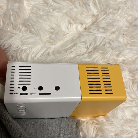 LED Projector - Picture 2 of 3